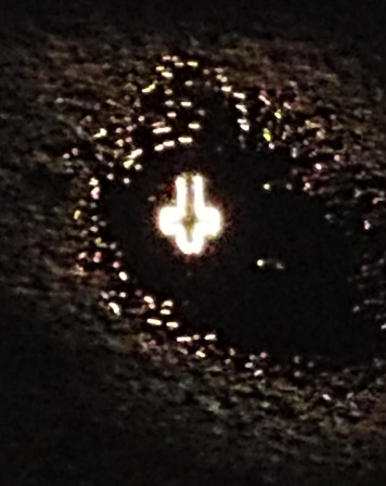 Reflet de la croix de l'Oratoire dans une flaque d'eau.