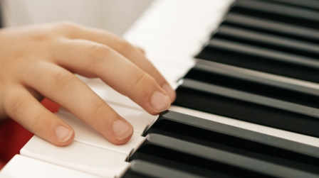 Main sur le clavier du piano.