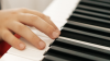 Main sur le clavier du piano.