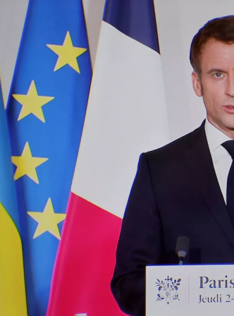 Drapeaux lors du discours de Macron à la télévision le 24/02/2022.