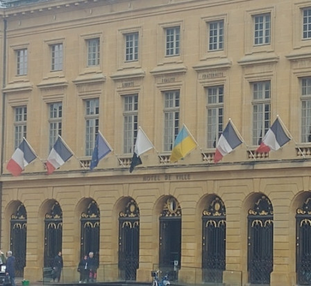 Drapeaux à la mairie de Metz le 14/10/2022.