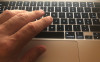 Main sur un clavier.