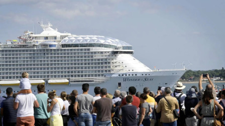 Navire de croisière et foule.